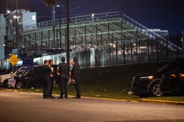 美国又起学生枪击案！佛州大学返校夜，街口混乱11人中枪