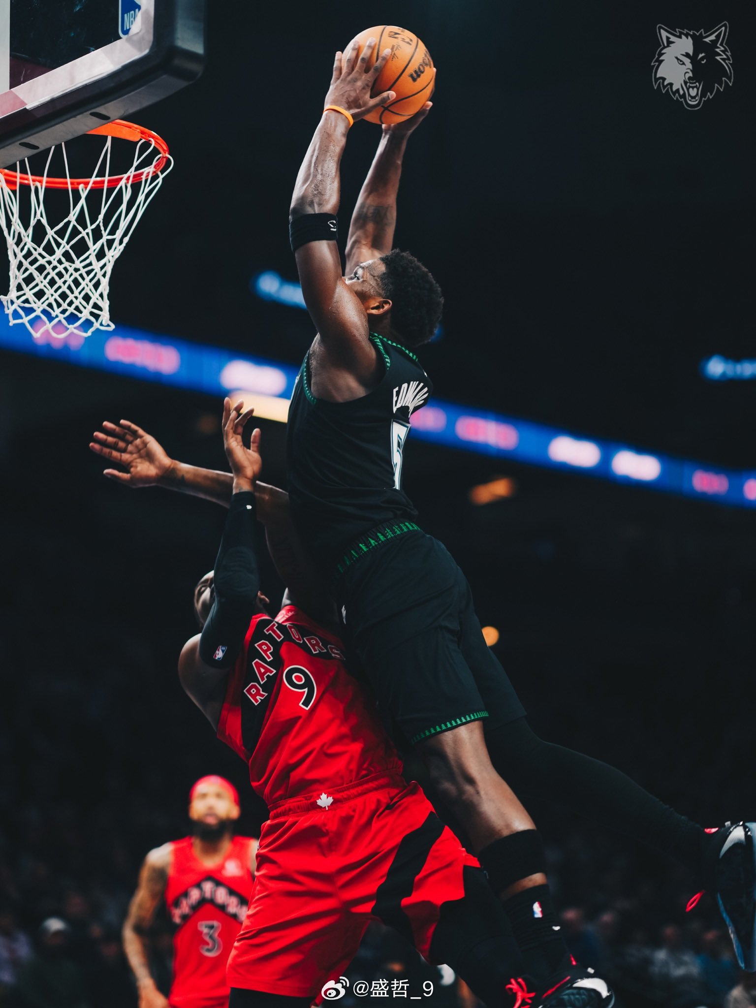 森林狼六人得分上双，赛季双杀猛龙。打坦克队，戈贝尔防守端价值显露无疑。芬奇在衔接