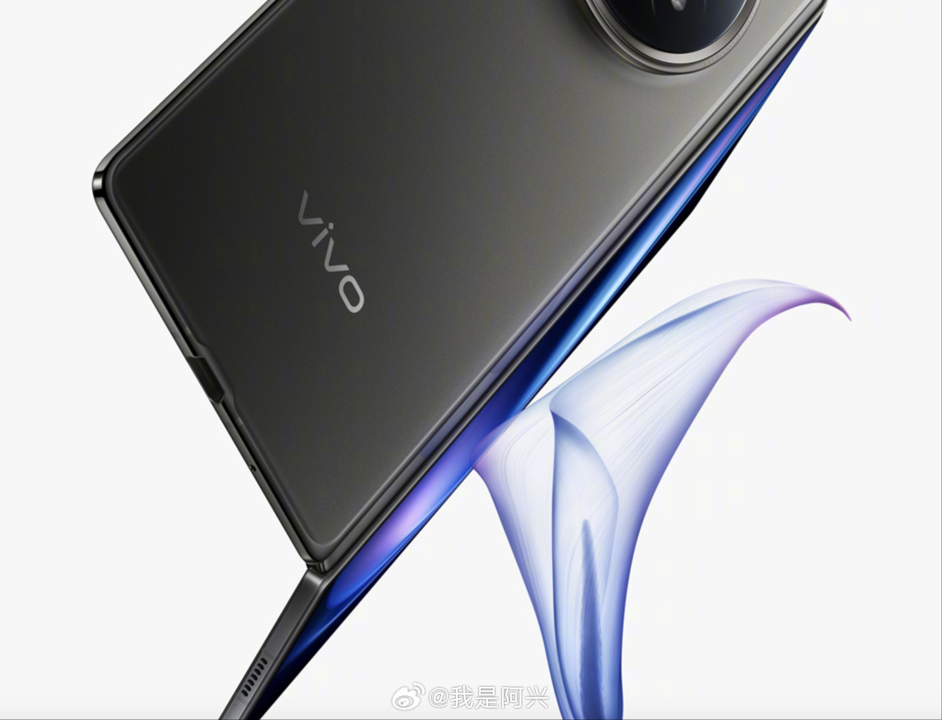 看到vivo X！Fold5为了轻薄C口设计都砍了一半，看样子现在制约机器做轻薄