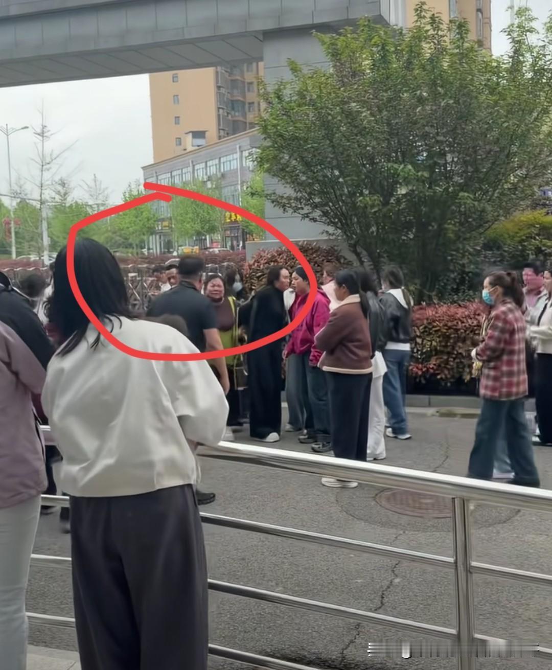 最近几天最精彩的莫过于“长城易趣”和“九彩果鲜”崩盘了，前面天天说没人亏，现在再