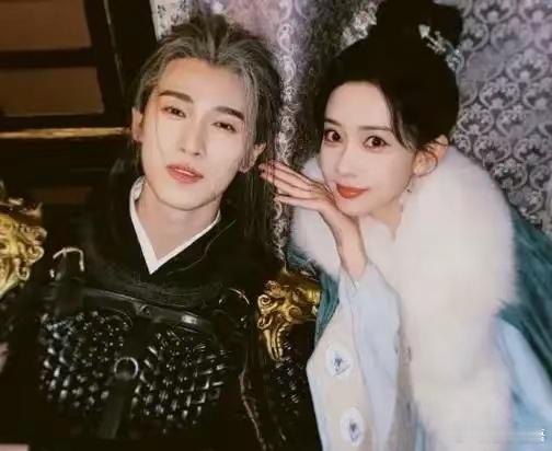 孟子义害羞到捂脸  昭昭墨墨站好别动 朕给你们拍结婚照～[比心] 