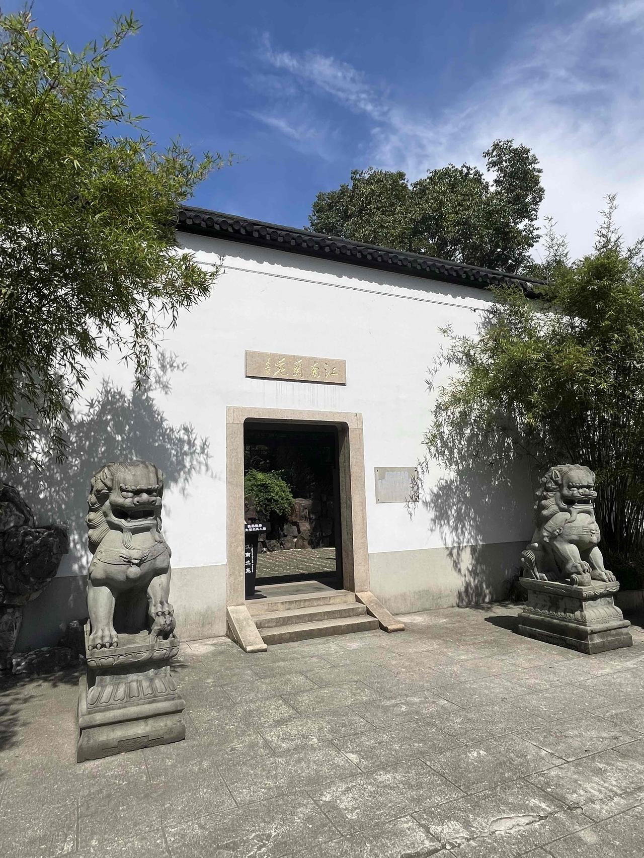无锡有“太湖明珠”的赞誉，
太湖已经成为无锡的一张地标名片！
郭沫若的“太湖绝佳