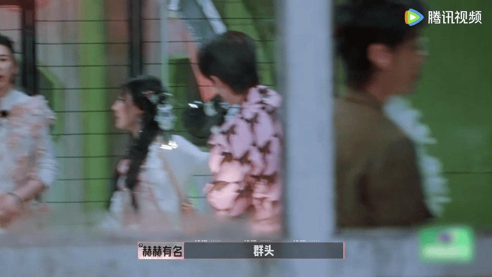 张凌赫给迪丽热巴吓一激灵节目里离谱一幕！张凌赫喇叭突然轰炸，热巴被吓得一激灵，手