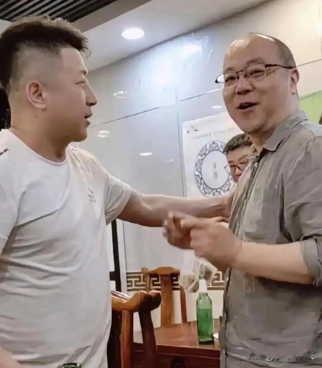 这光头中年胖子居然是窦唯！这长相放在人群里就是个普通的群众，也不知道出身书香世家