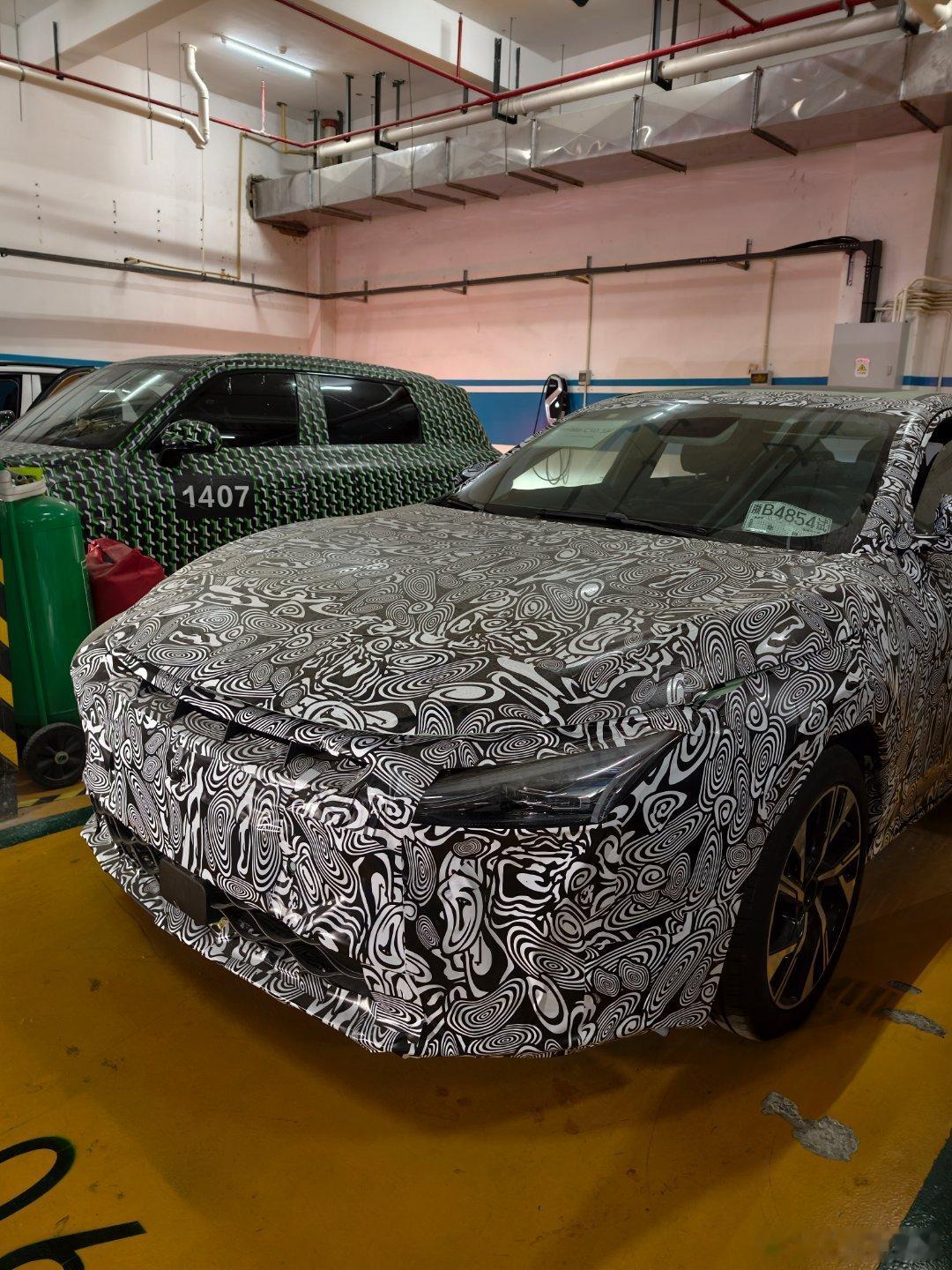 在聚光大厦楼下，看到个神奇试装车我真看不出是zgh什么车，纯组装出来的试装车领克