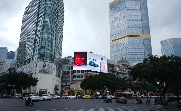 广州打卡指南｜肖战×尚界Z7T三块巨屏霸屏市
谁懂啊！走在广州天河路商圈，抬头就