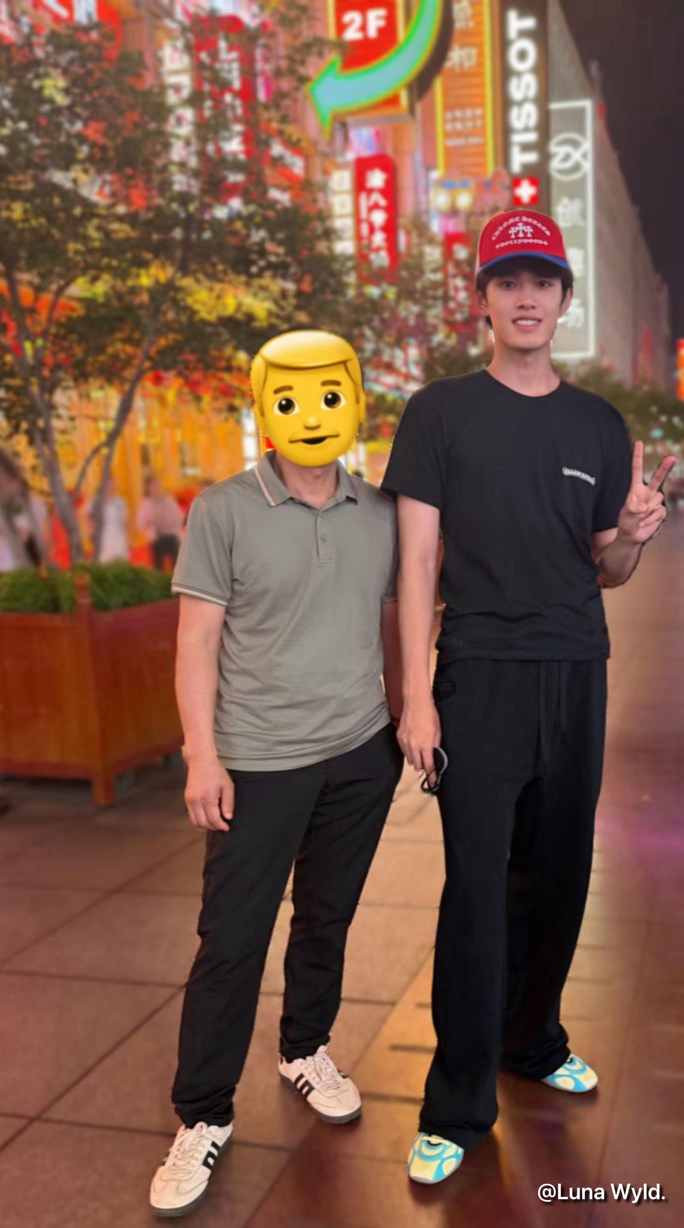 嘛耶，终于看到新鲜的张极了和爸爸合照相聚好幸福背了超大只背包，是去徒步登山了吗？
