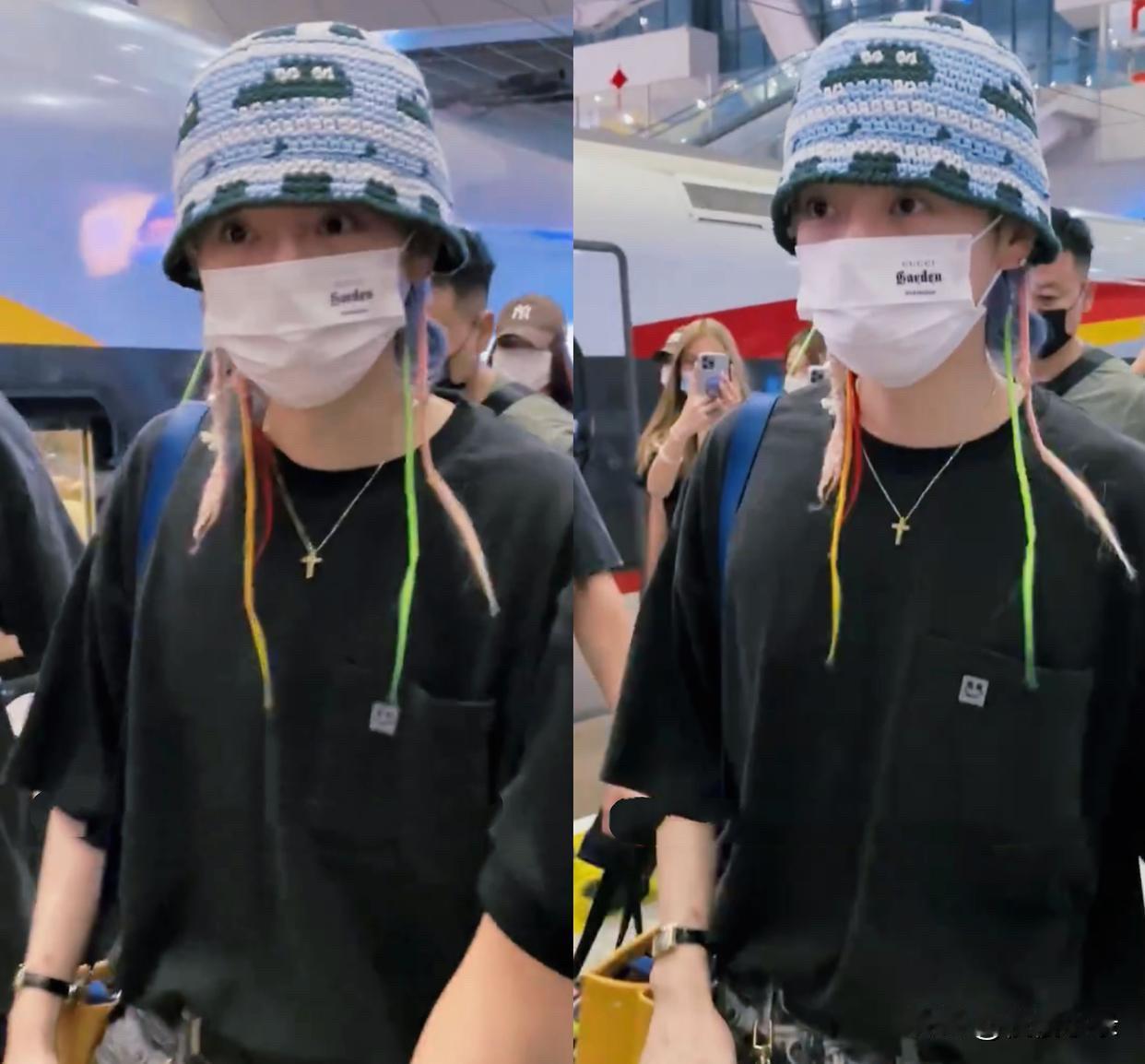鹿晗坐高铁去武汉，这次穿得可真潮。黑色T恤搭配涂鸦牛仔短裤，又酷又潮，戴了一顶毛