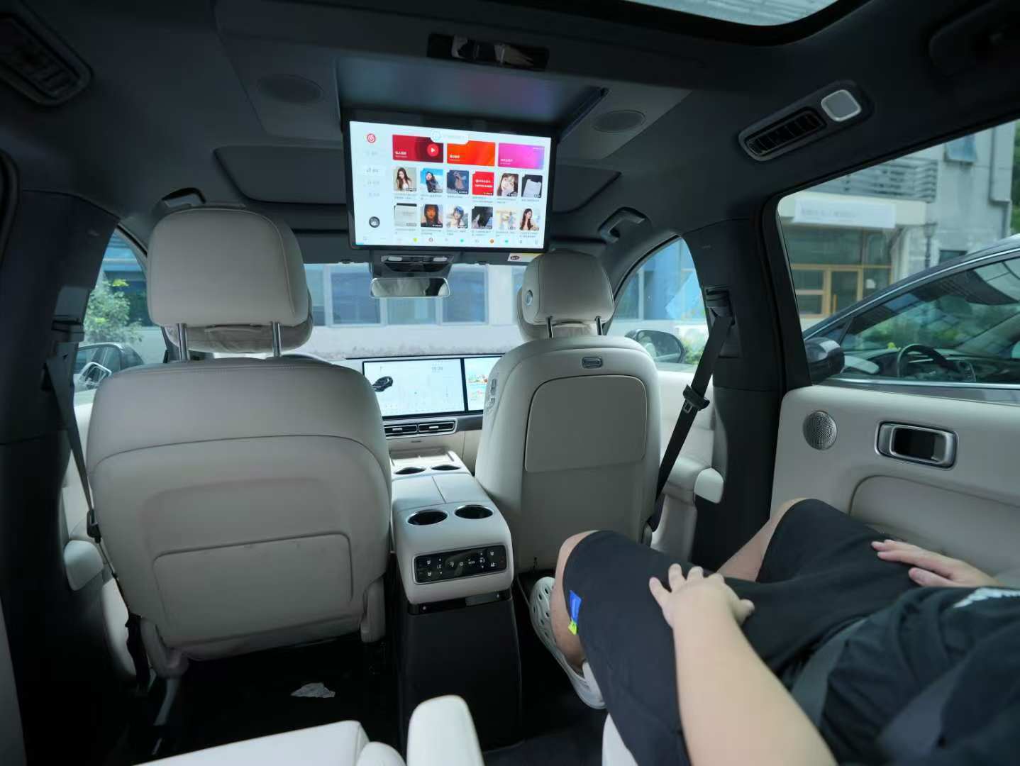 情人节 移动的家庭影音房，谁不爱呢。不得不说，我觉得理想汽车的大空间加上娱乐配置