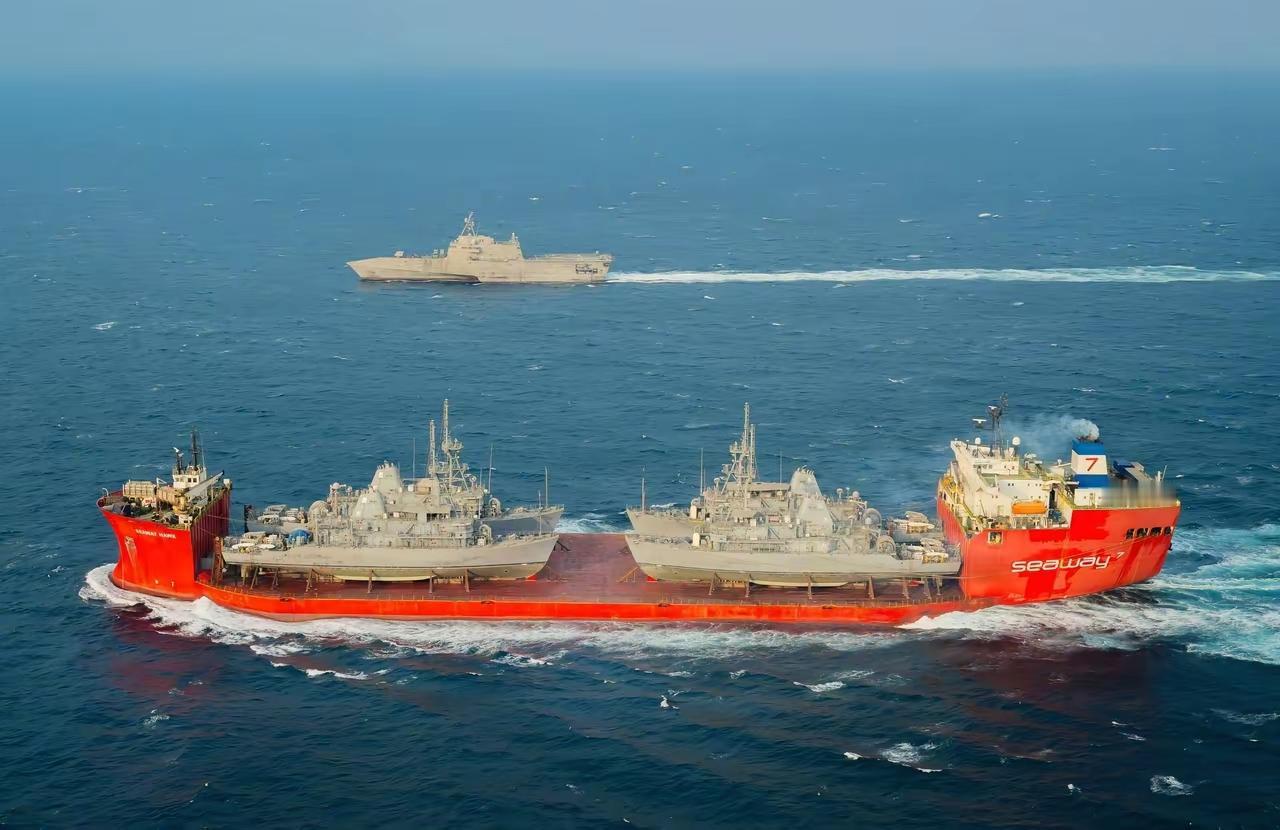 这艘巨无霸半潜船真是厉害了，在它的船体上，居然放了四艘美军的扫雷艇，看样子，这载