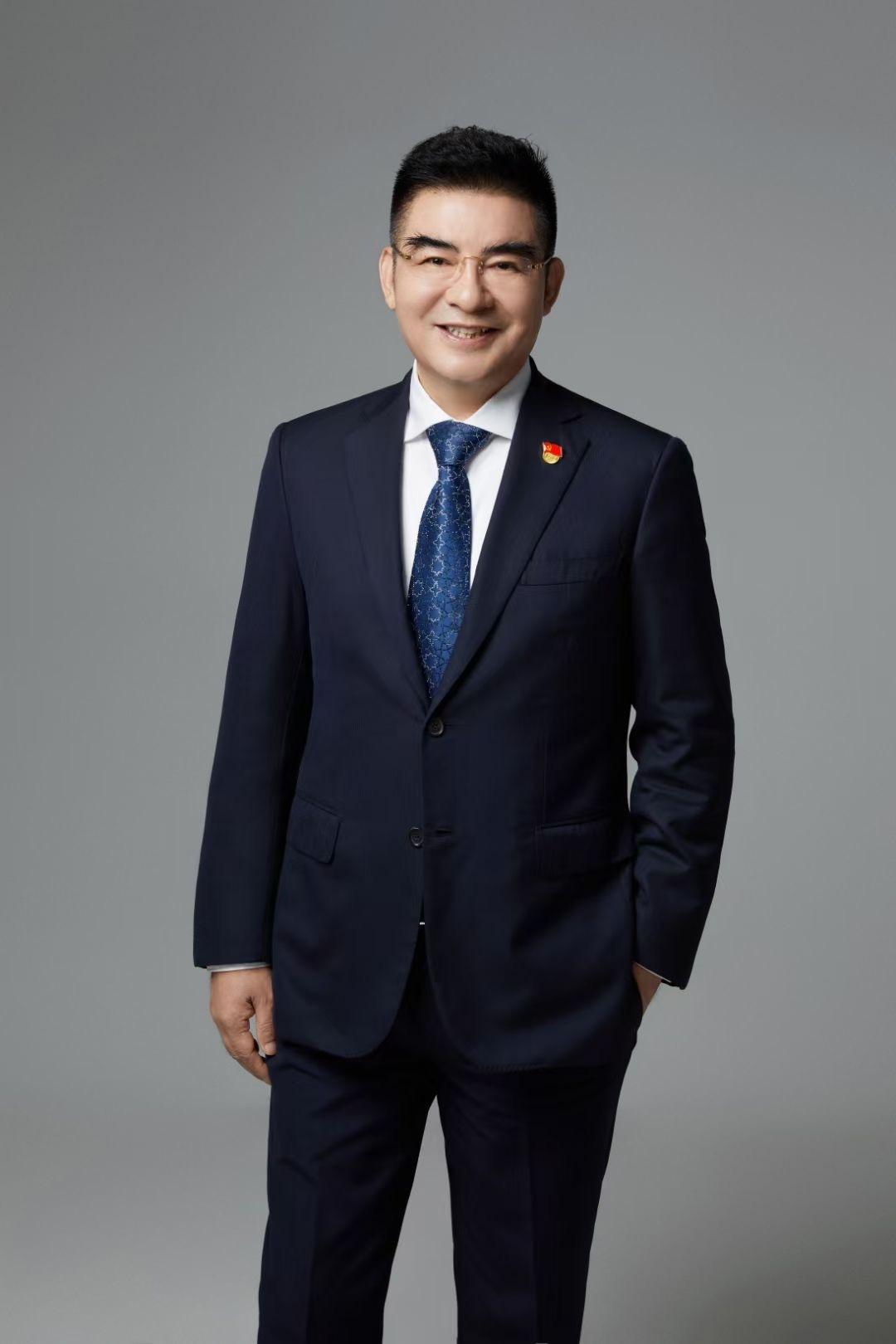 1993年，陈光标靠摆地摊赚了60万。谁知，妻子竟然说：“我们离婚吧！”家人都劝