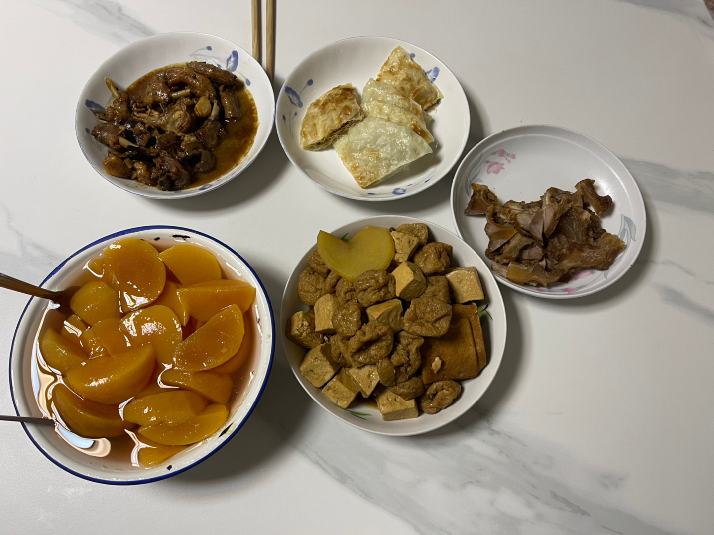 #吃饭时间# 中午兰州拉面吃完两点多了，晚上卤完牛肉，童妈卤了点豆制品当晚餐。童