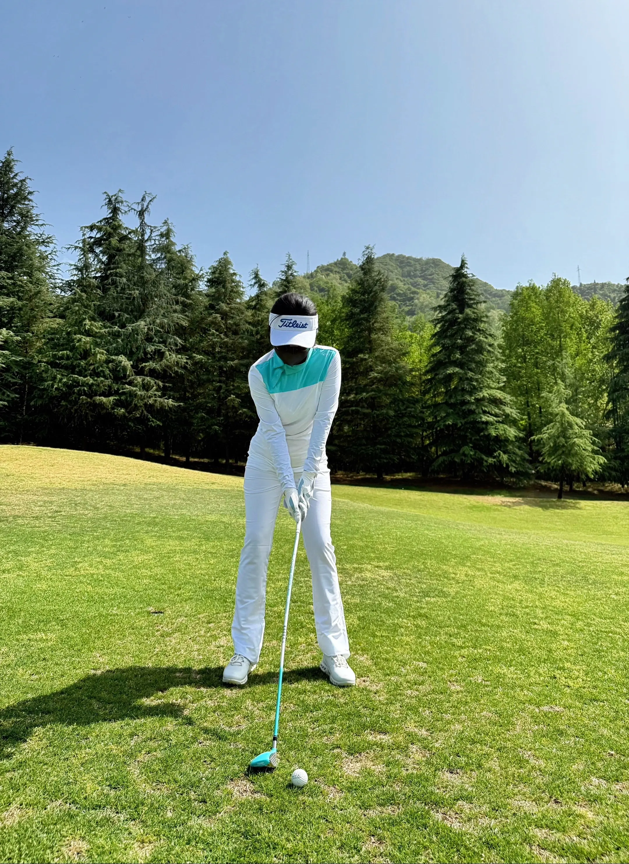 我摊开手  允许一切流走 那些遗憾与忧愁 如沙从指缝间遗漏 风拂过发梢...