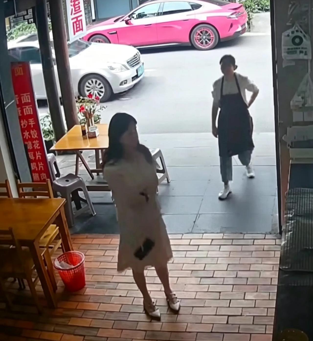 饭点过后店里冷冷清清，为啥女顾客刚坐下食客就挤满了？
 中午一点半早已过了正餐高