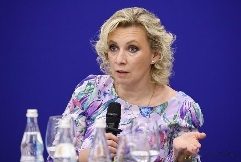 普京给扎哈罗娃戴勋章后送花庆生 12月24日，克里姆林宫这场颁奖典礼太有看头了！