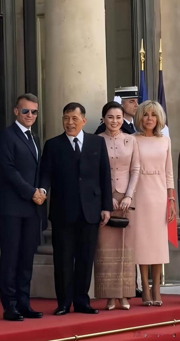 泰王：
我老了！但是老婆年轻！
马克龙：
我年轻！但是老婆老。
平局！

202