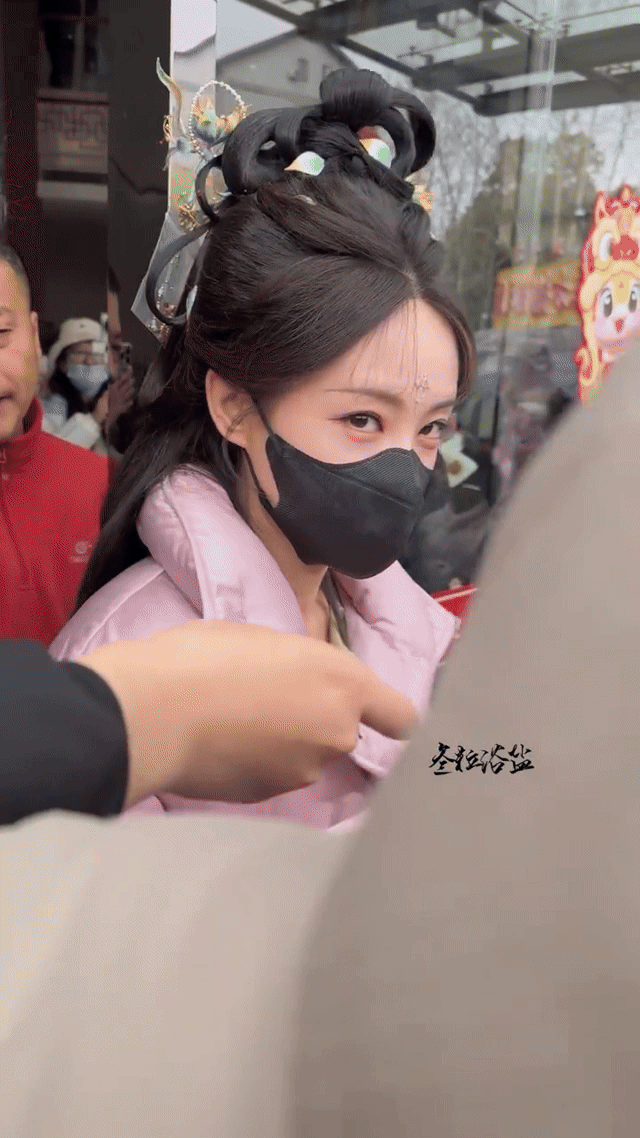 李一桐被喊妈妈的反应 当粉丝那声妈妈喊出来时，李一桐眼睛亮得像盛了星星糖，连发梢