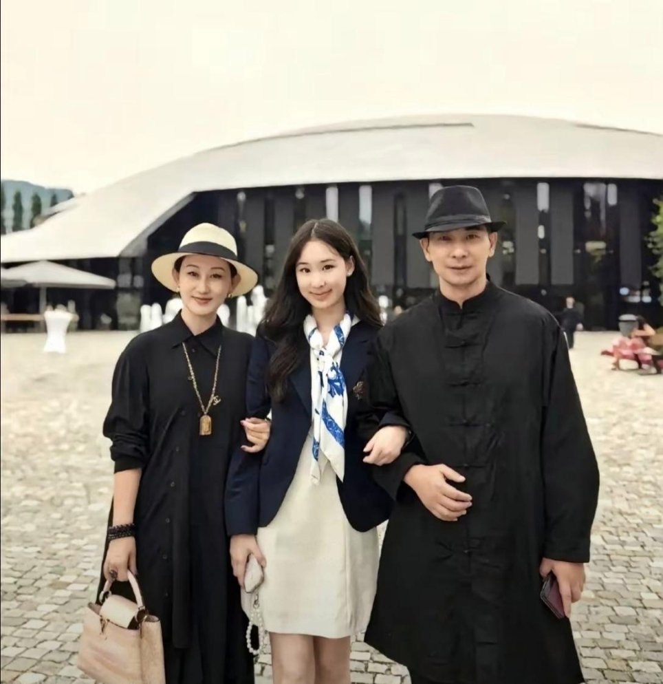 赵文卓一家三口，女儿长得好像爸爸。 