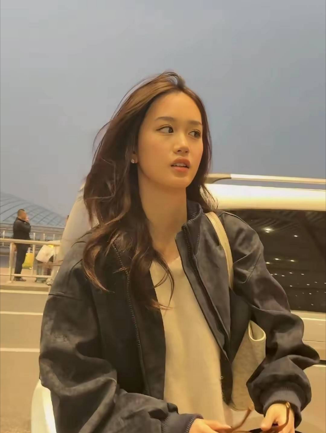 钟丽缇女儿考拉争议 自拍精致护己却曝光姐姐如厕画面，叠加粉丝礼物未兑现、立场标签