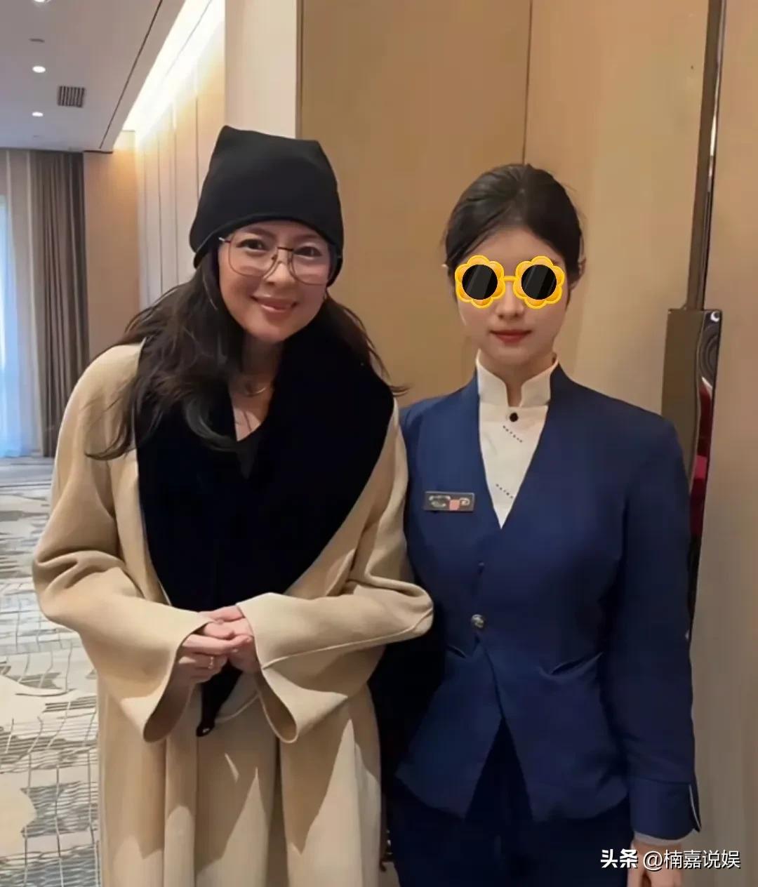 网友在酒店偶遇章子怡，感觉现在的她尽是温柔、知性的美。
她戴着黑色的针织帽，戴着