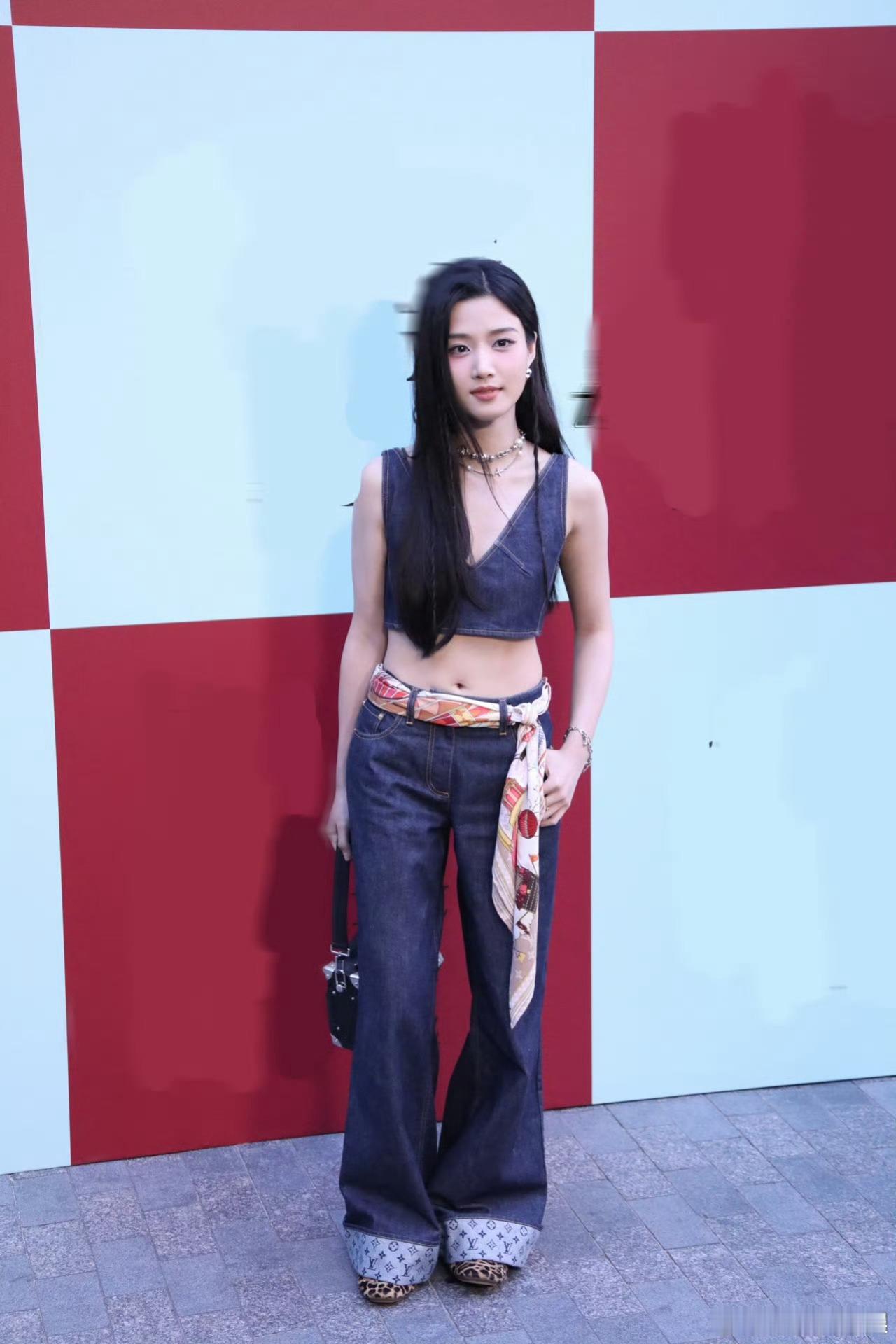 卢昱晓好直观的瘦啊？瘦倒是瘦，但是点开前我以为是瘦成竹竿那种，这热搜别搞啊，到时