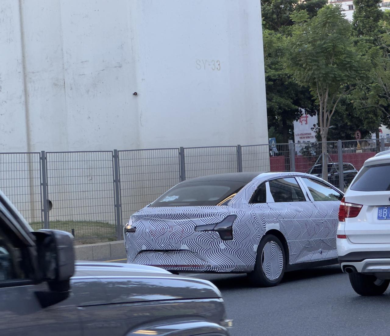 在路上遇到一辆测试车，看车尾灯应该是小鹏Mona M03，看来要出新款小鹏Mon