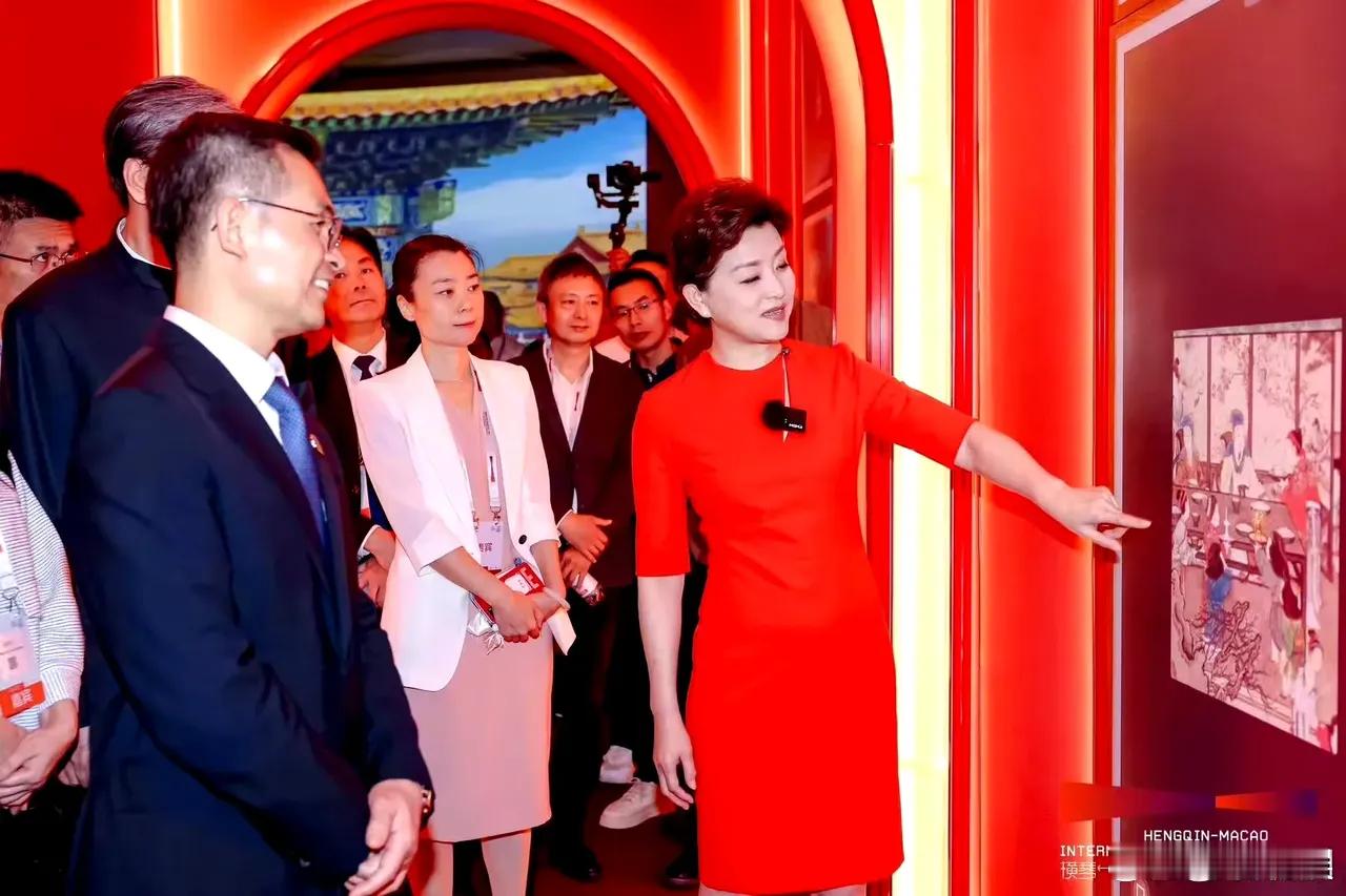 她曾经是央视主持人，后来跑到美国去发展，中国行情好的时候，她又果断回国发展，一时