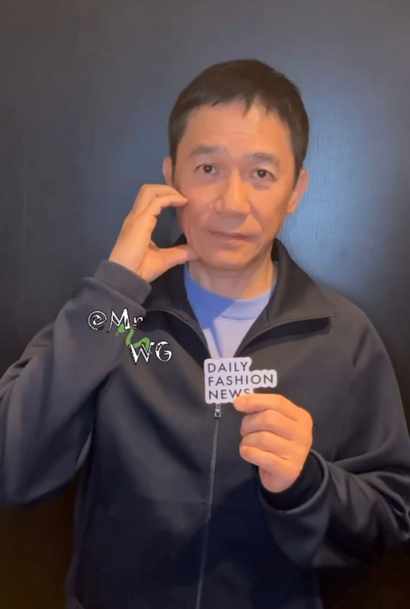 梁朝伟像走失老人在求救 看来韩国比心文化真的连“老人”都不放过。梁朝伟那个僵硬的