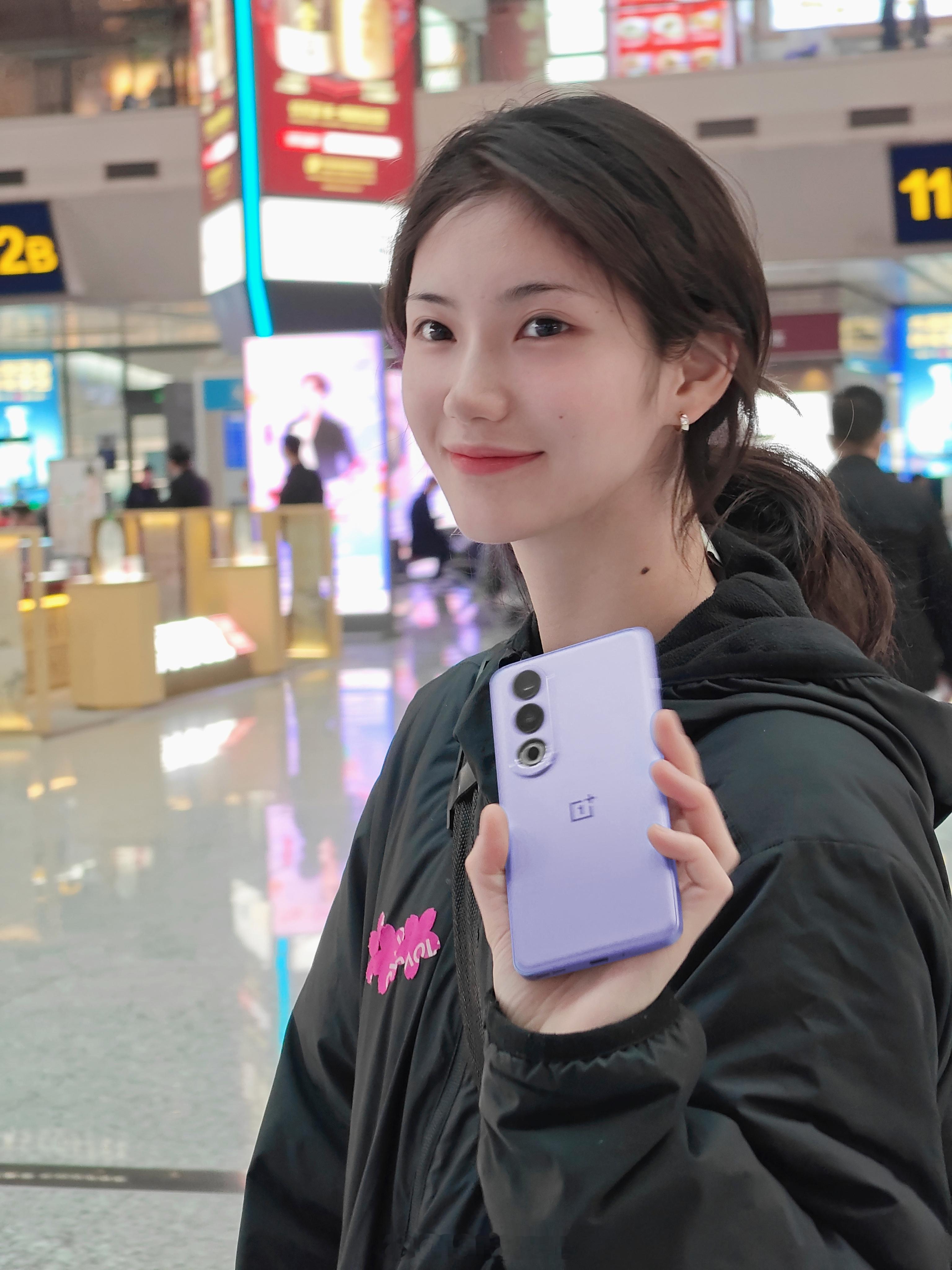 原来，是夏思凝。#刘大锤说一加Ace3V代言人是夏思凝# 原来，Ace 3V 还