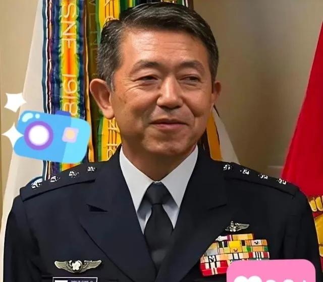 被中方制裁的日本自卫队icon前统合幕僚长岩崎茂，被曝在我国境内竟然真的有巨额资