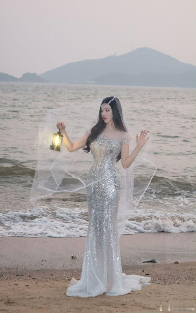 王鹤润最神性的一次王鹤润海边神图尖叫之夜出图 谁懂王鹤润的造型魔力！尖叫之夜这身