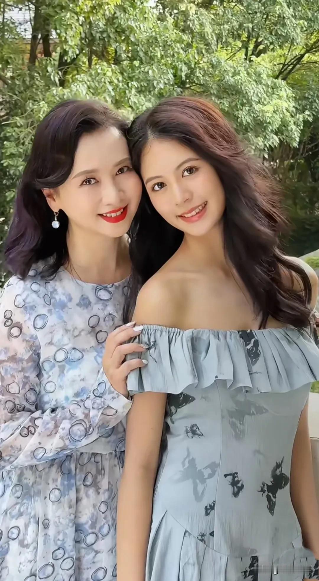 比起黄奕的女儿，这才是出道星二代该有的样子！
翁虹晒与女儿的合照，18岁的水晶是
