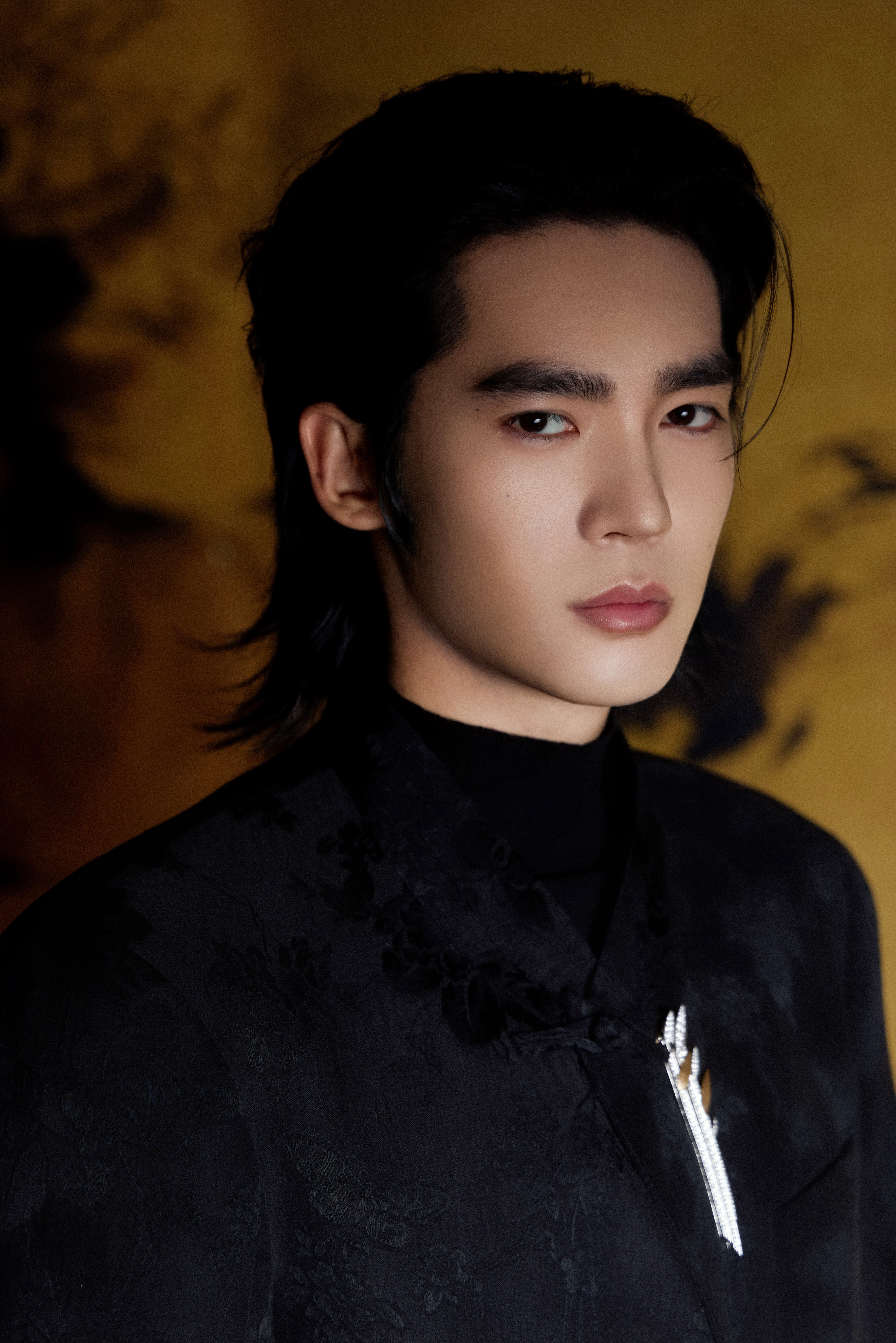 于适｜东方卫视跨年 小于今晚东方卫视跨年舞台新造型 ，DAZZLE 定制提花织锦