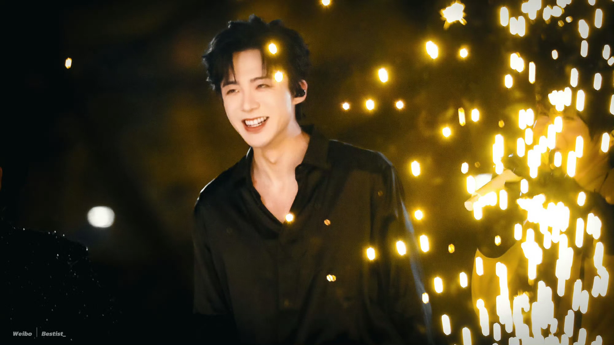 摩登兄弟 老公好适合这种质感的衣服啊！好性感