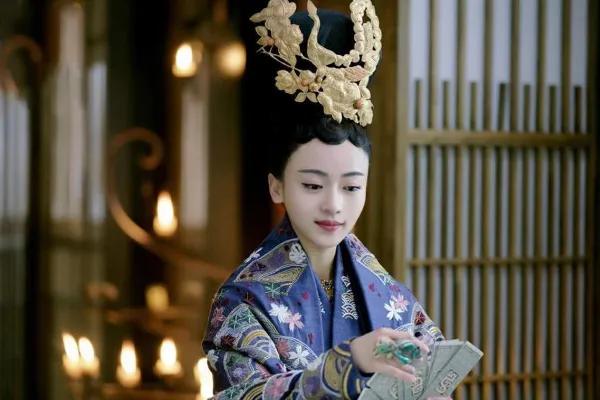 她是亡国之君的孙女，父亲死于罪案，自己被没入掖庭做了奴婢。十几岁那年，她还在宫里