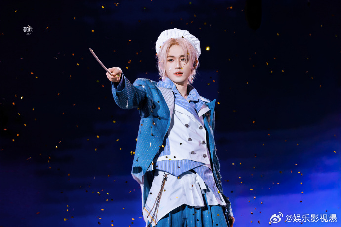 宋亚轩厨师帽舞台精灵谁能抵挡宋亚轩厨师精灵舞台的魅力，蓬松浅粉金发配上纯白厨师帽