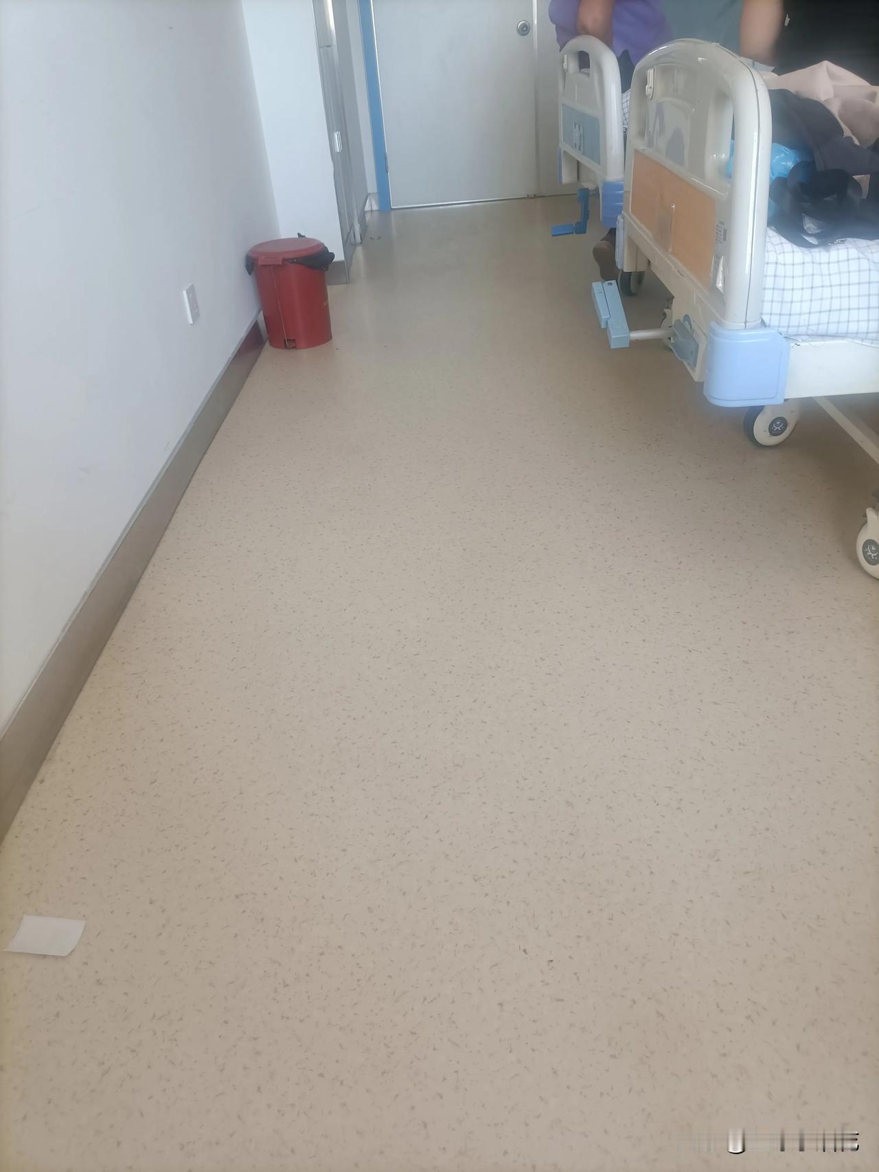 出院了，明后天就可以给榜一大哥写文章了，就是眼睛的纱布还没开，现在是独眼龙，[呲