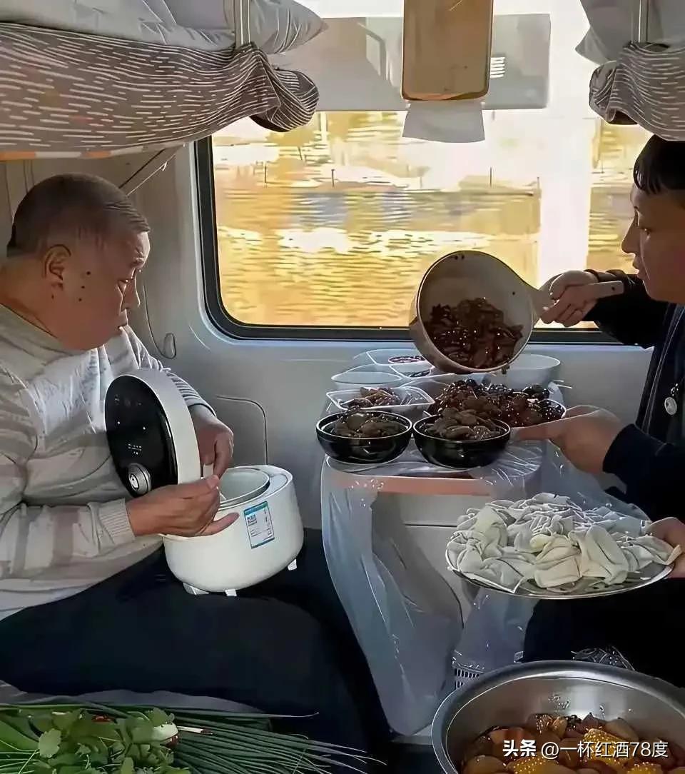 在火车上遇到这么一对大网红，他们的行为着实令人无语。可以说，他们根本没把公共秩序