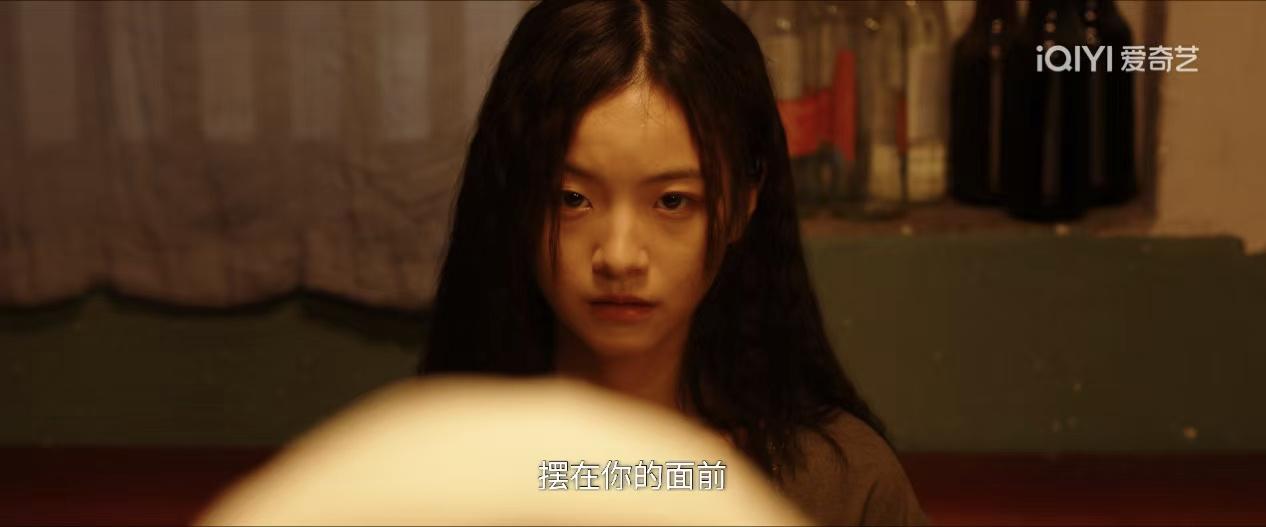 悬疑剧《命悬一生》开播，这部剧只凭一个镜头就吸引到我了。

那就是李庚希饰演的小