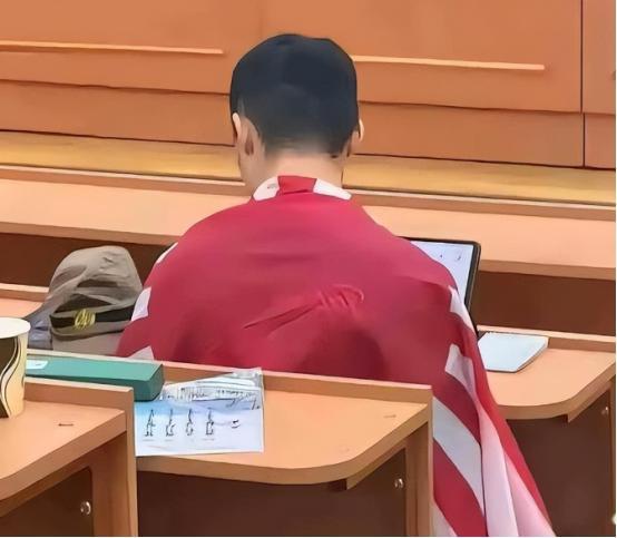 疯了吧！一个南京人，读的是历史专业，把日本军国主义旭日旗披进莫斯科大学课堂，军帽
