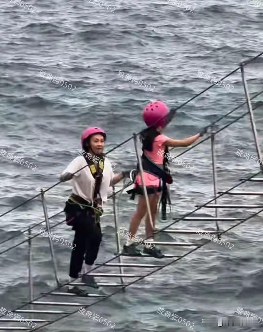 近日，有网友在海南蜈支洲岛偶遇章子怡带着女儿游玩，母女俩一同挑战飞拉达（岩壁探险