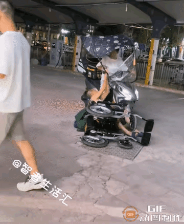 这个老人太可误，太坏了。自己摔倒，抓住路过一个骑电动车的男子死都不放手，企图想 