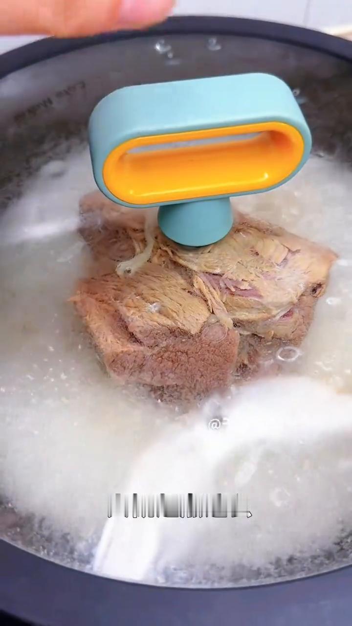 白切牛肉。
于谦酒。
·买回来的牛腱子肉凉水下锅焯水，等焯完了水重新起锅添水。