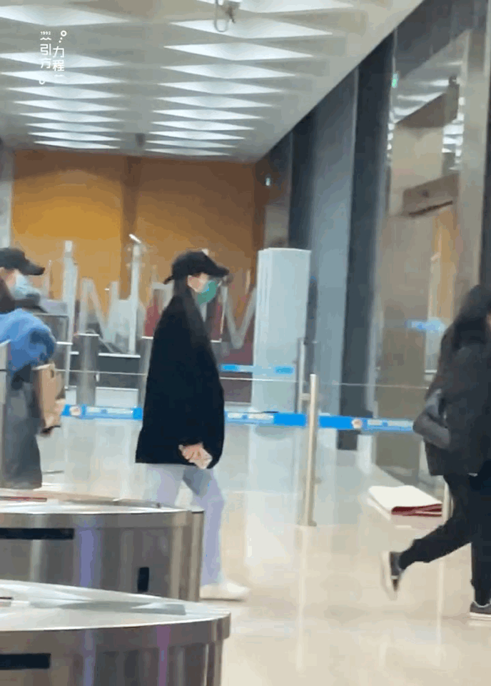 #迪丽热巴掉鞋名场面# 哈哈哈公主掉鞋也是笨蛋美人，巴巴转身那刻美疯了[好爱哦]