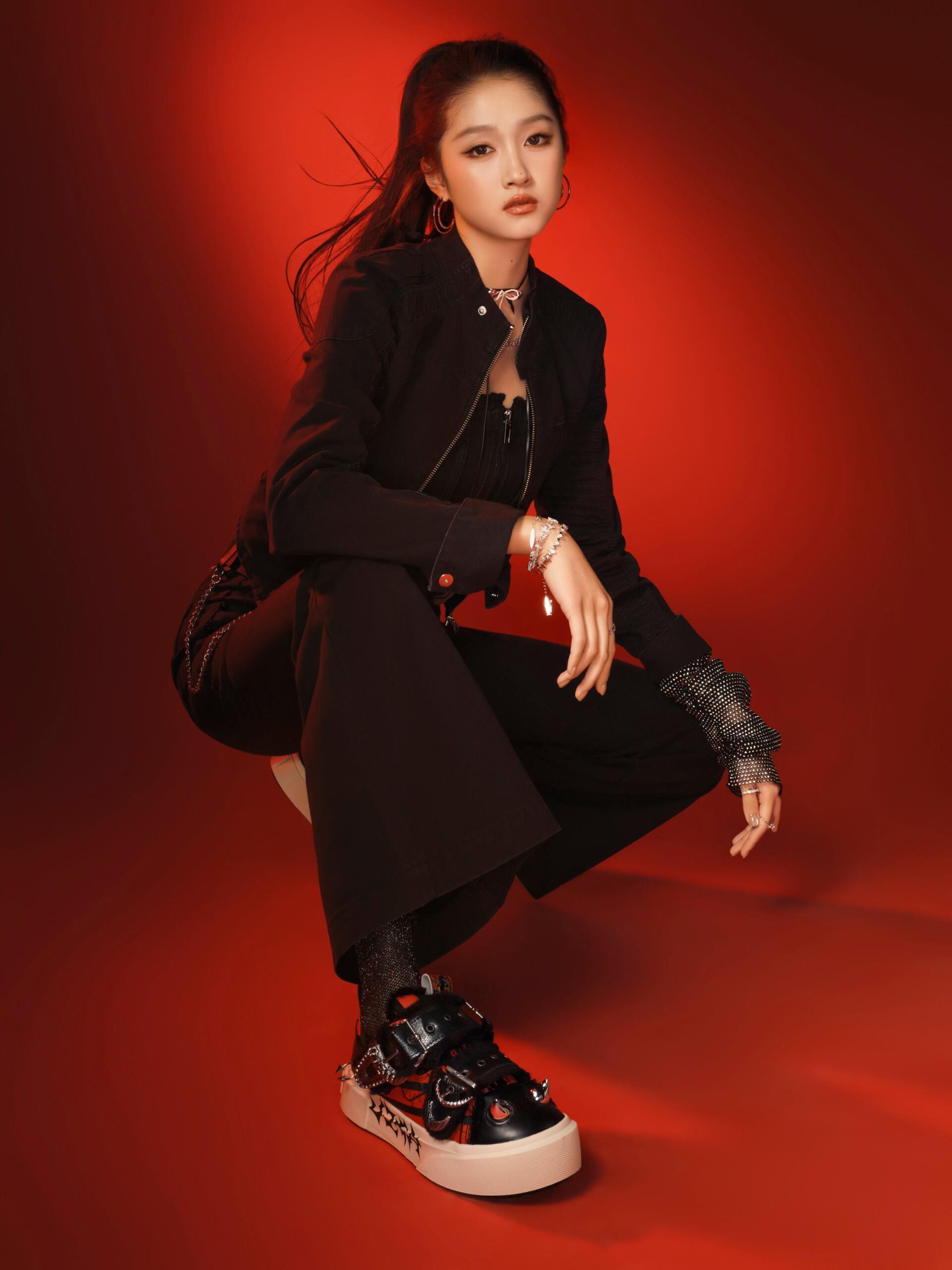 关晓彤安踏运动风酷girl，又美又潮