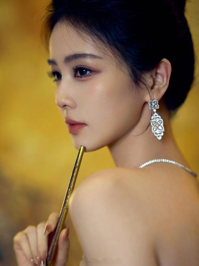白鹿红珀油画妆白鹿时尚芭莎妆造白鹿的美在这套红珀油画妆里完全释放出来了，芭莎妆造