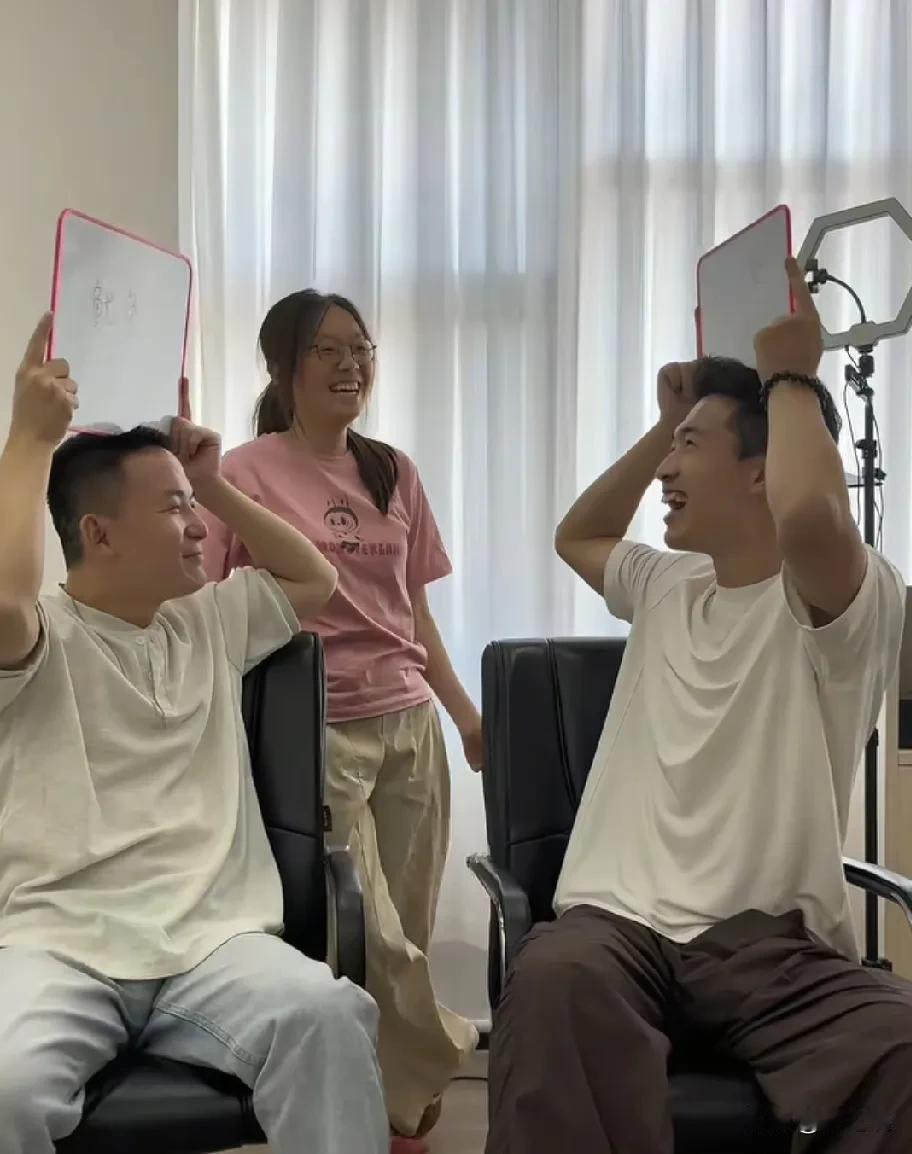 谢浩男和海军做了一个游戏，在两个黑板上写上两个吃的名字，互相举起来让对方猜，谢浩