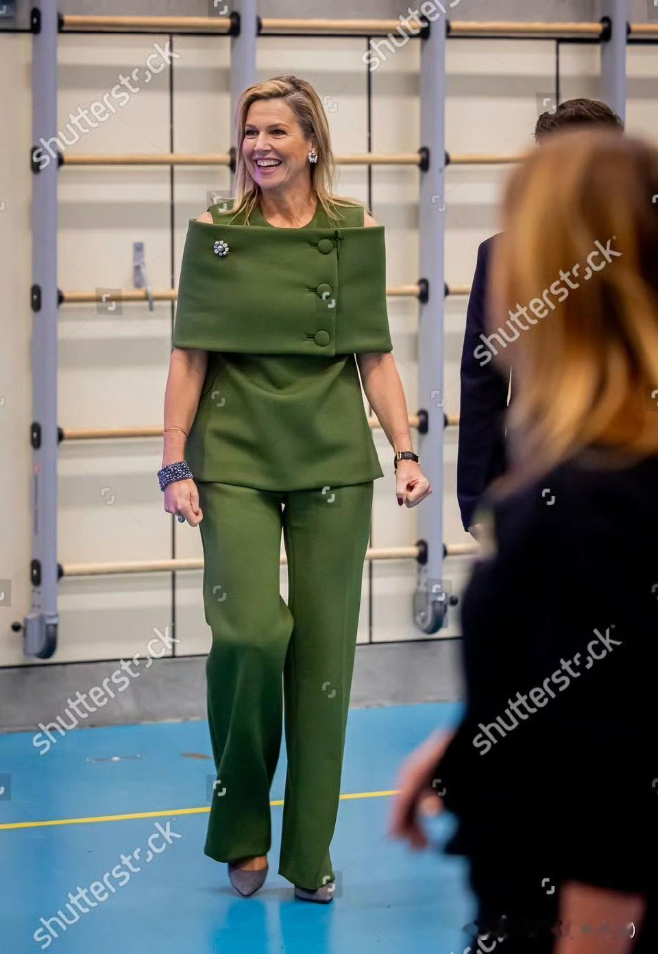 马克西玛王后参观学校，一套绿色非常有生命力，很适合王后的性格！Natan的裤子都