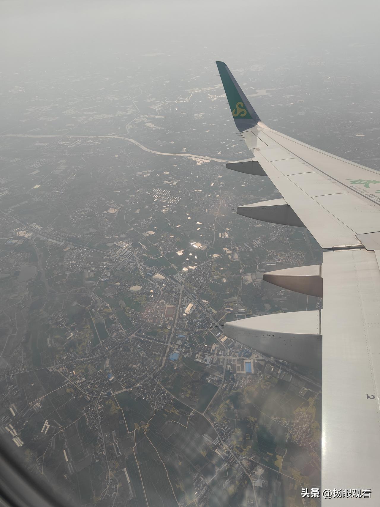 我乘坐春秋航空的飞机飞抵扬泰国际机场附近时，在空中可以看到镇江、扬州、江都地面了