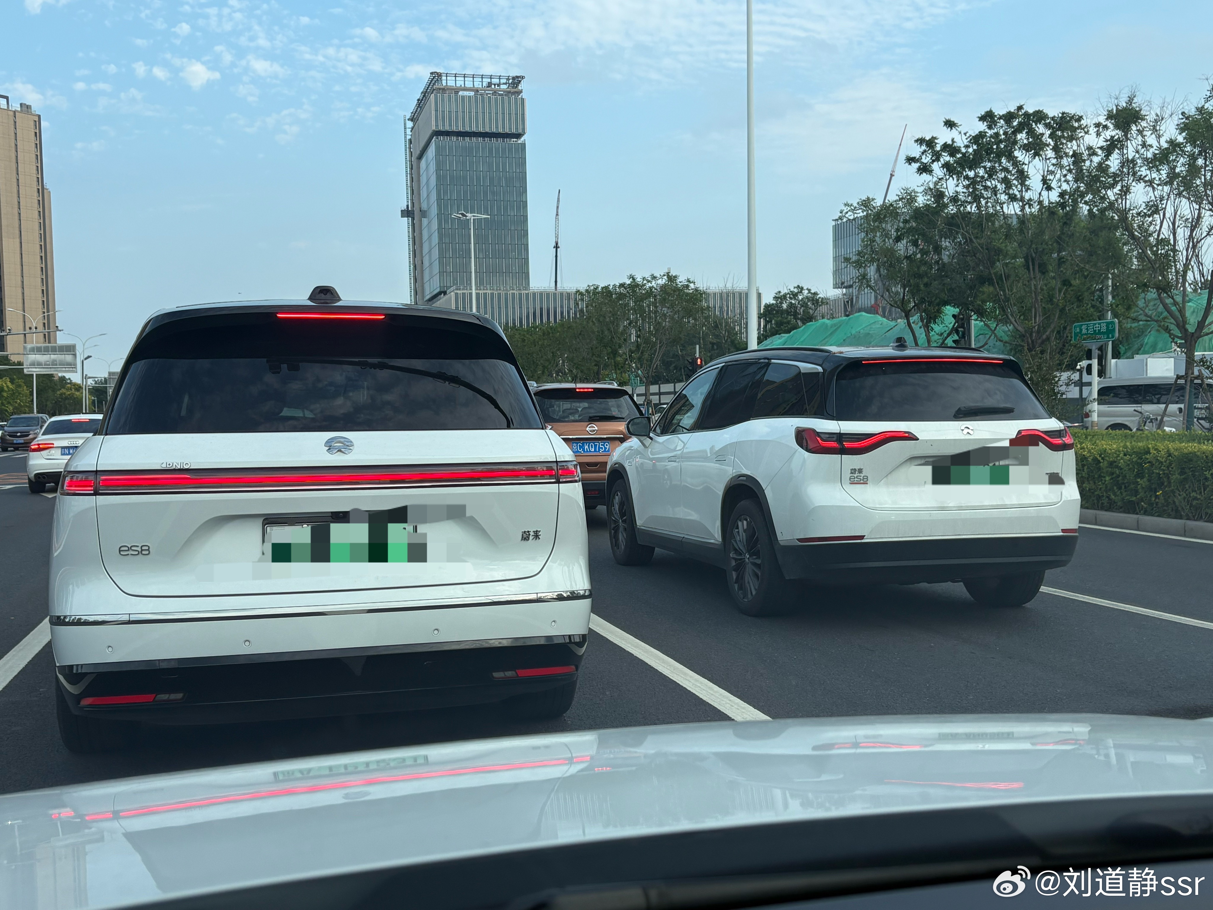 开我的ES8出门 偶遇了一台上一代ES8老大哥